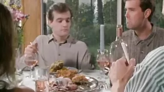 Футджоб во время совместного ужина за большим столом