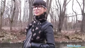 Вечерний секс с русской брюнеткой в очках на природе за деньги