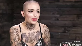 Татуированная стриптизерша трахается фак-машиной