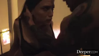 Бородач трахает тощую девку на лестнице и кончает на ее киску