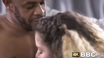 Кудрявая девушка сосет член мужчины в межрасовом порно