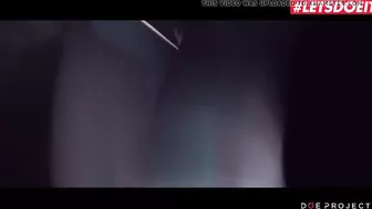 Соблазнительная мулатка ласкает свою киску и сосет большой член