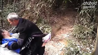 Старый китаец трахает симпатичную молодую проститутку в лесу