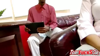 Зрелая азиатка на работе трахается с боссом и его друзьями