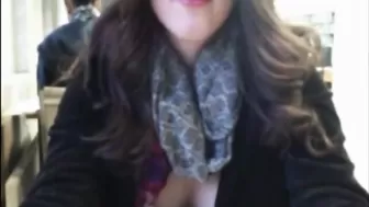 Грудастая девушка показывает тело в библиотеке перед камерой