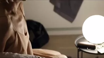 Зрелая мамка ночью трахается с пасынком на кровати и сосет хер