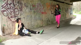 Грудастая шлюха отмыла вонючего бомжа в душе и отдалась в пизду