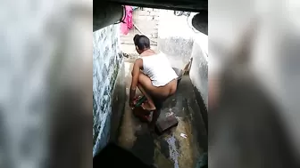 Молодая мулатка не знала о скрытой камере и светила сиськами