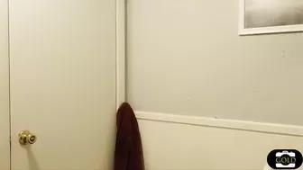 Деваха с большой грудью чистит зубы