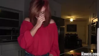 Парнишка трахает рыжеволосую пьяную мамку от первого лица