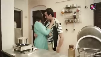 Молодая индианка изменяет жениху с будущим свекром прямо на родительской кровати