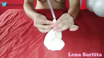 Зрелая латиночка показывает как можно сделать секс игрушку из латексных перчаток