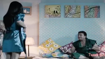 Молоденькая брюнетка с шикарной фигурой трахается в сочную пилотку со старым дедком