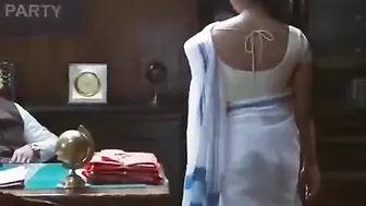 Похотливая секретарша делает отсос и жарко трахнулась со своим начальником на столе