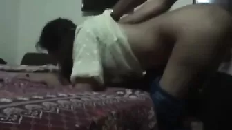 Мужлан трахает доверчивую индийскую девушку раком в хоум порно