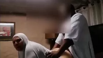 Усатый мужик трахает свою пышногрудую мусульманку в пизденку на большой кровати