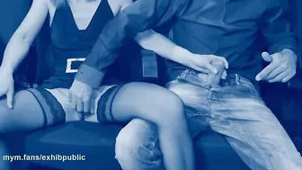 Влюбленная парочка дрочит друг другу в кинотеатре